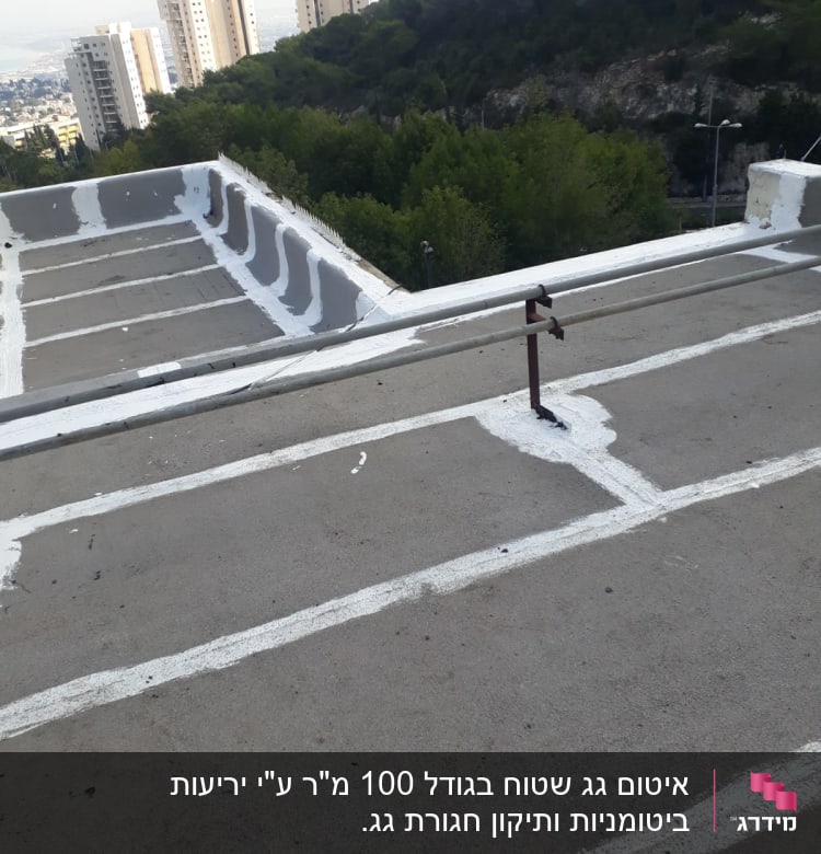 איטום גג עם חומר לבן על קווים וסדקים
